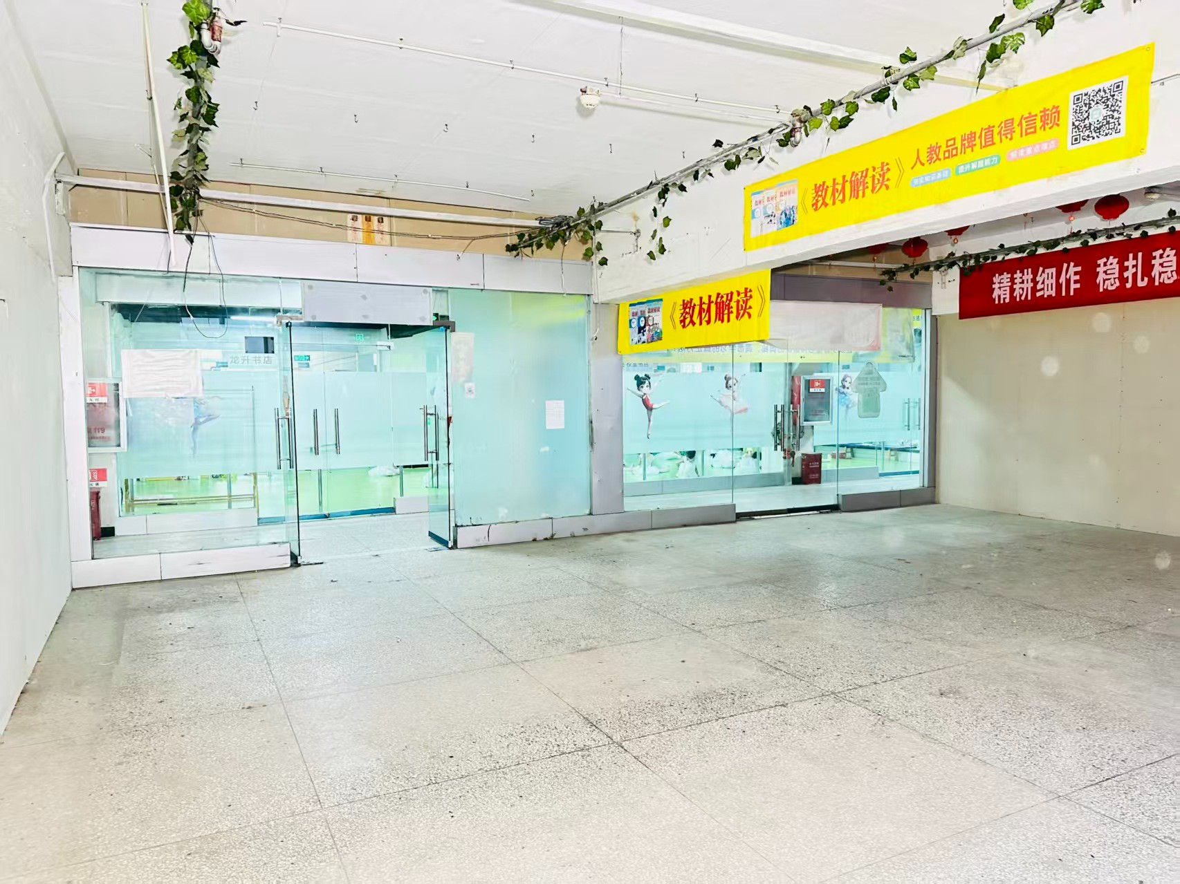 花园一街提供写字楼、商铺、展示空间、直播间等多种面积选择，满足企业办公、研发、展示、运营等多元需求。