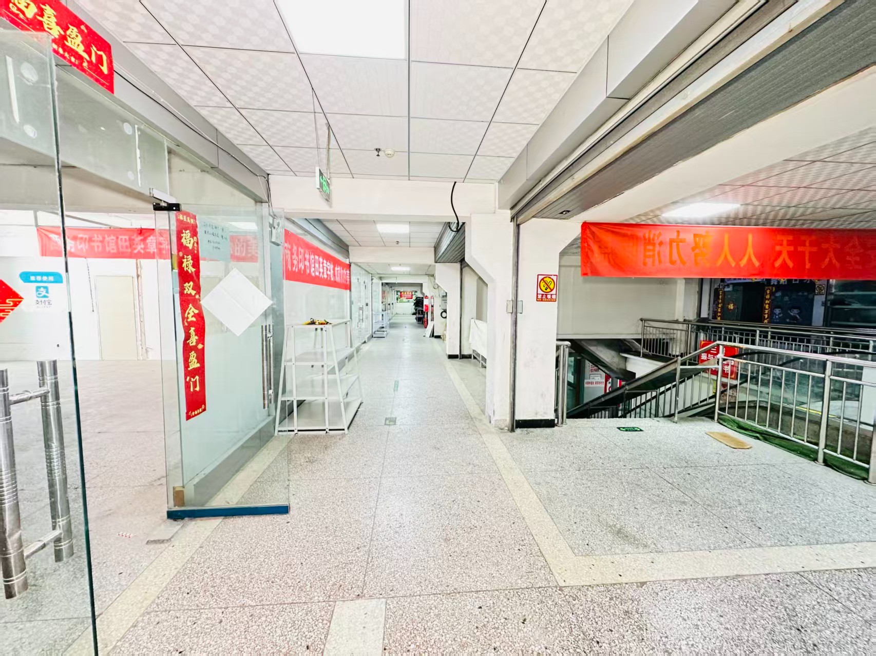 花园一街引入人工智能技术应用场景，推动AI与商业、零售、电商、企业服务等领域融合发展。